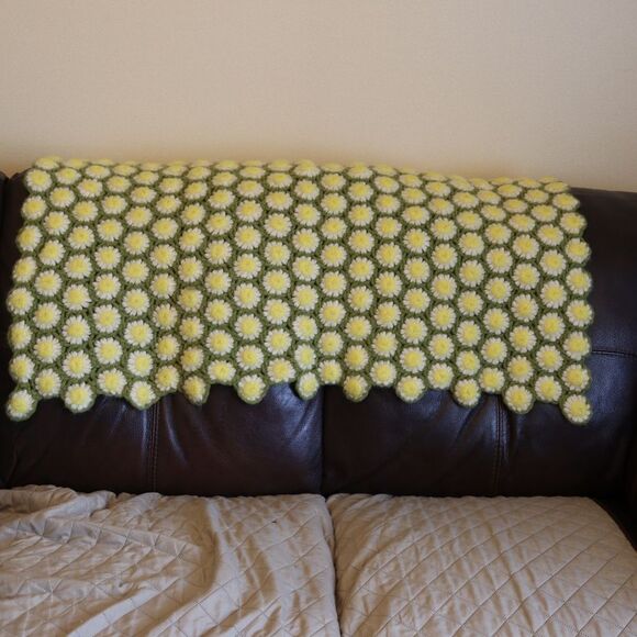 Vintage Handmade Ditsy Daisy Chain Crochet Throw Blanket 42x36 - Picture 7 of 8